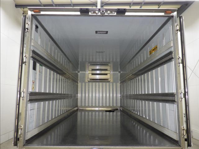 2017 Isuzu Forward Refrigerated and frozen trucks auction photo 4