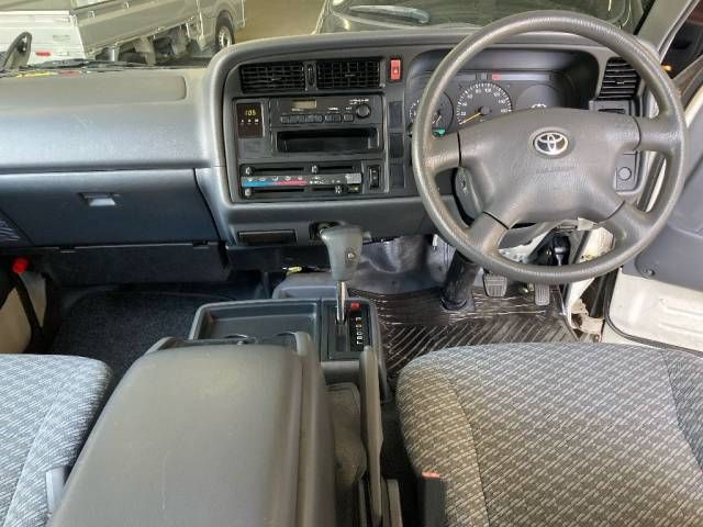 2002 Toyota Hiace Deluxe Long auction photo 2