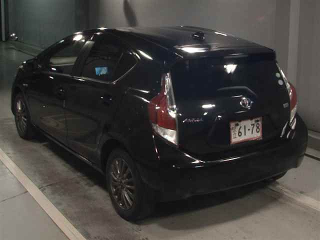 2015 Toyota Aqua S auction photo 2