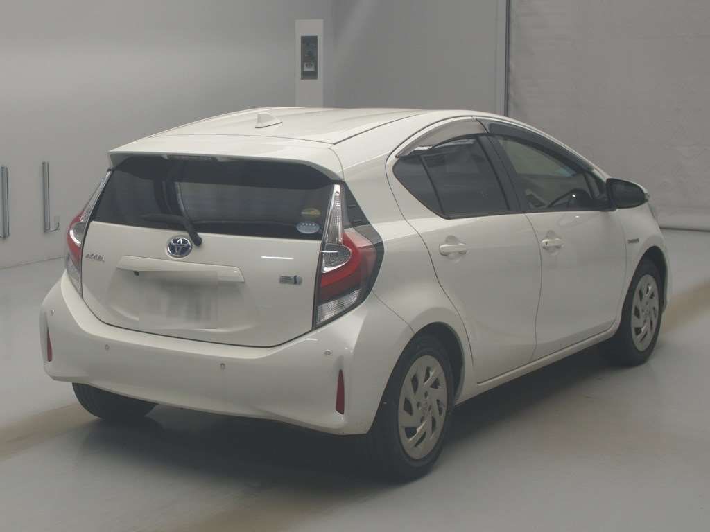 2019 Toyota Aqua S auction photo 2