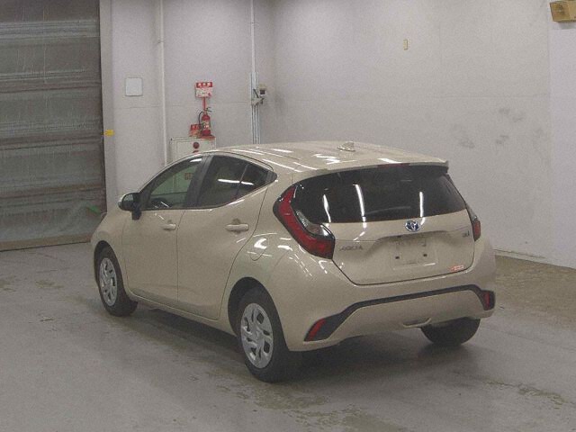 2022 Toyota Aqua X auction photo 2