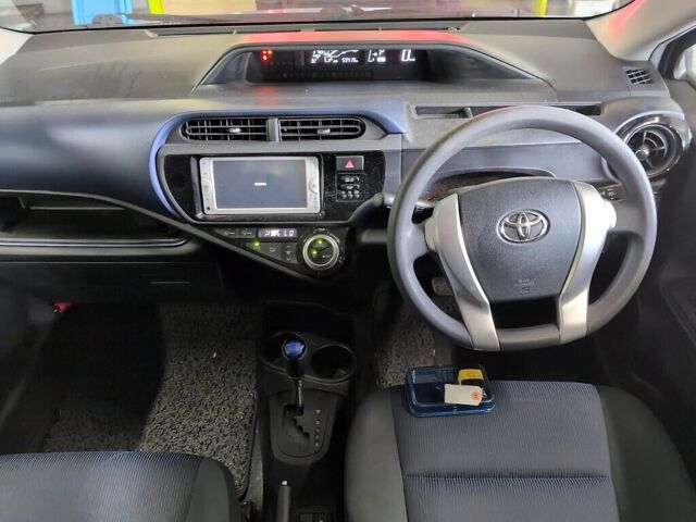 2015 Toyota Aqua S auction photo 3