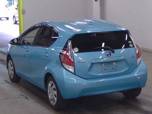 2015 Toyota Aqua S auction photo 2