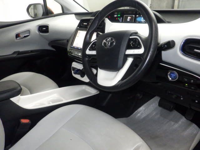 2017 Toyota Prius Aツーリングセレクション auction photo 3