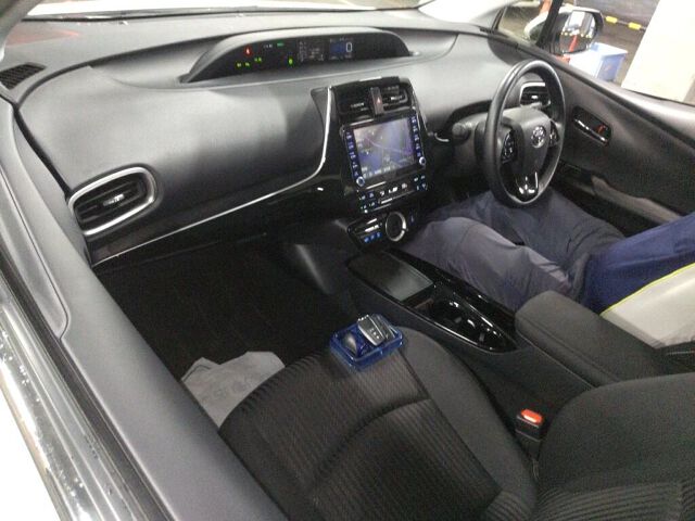 2022 Toyota Prius PHEV Sセーフティパッケージ auction photo 3