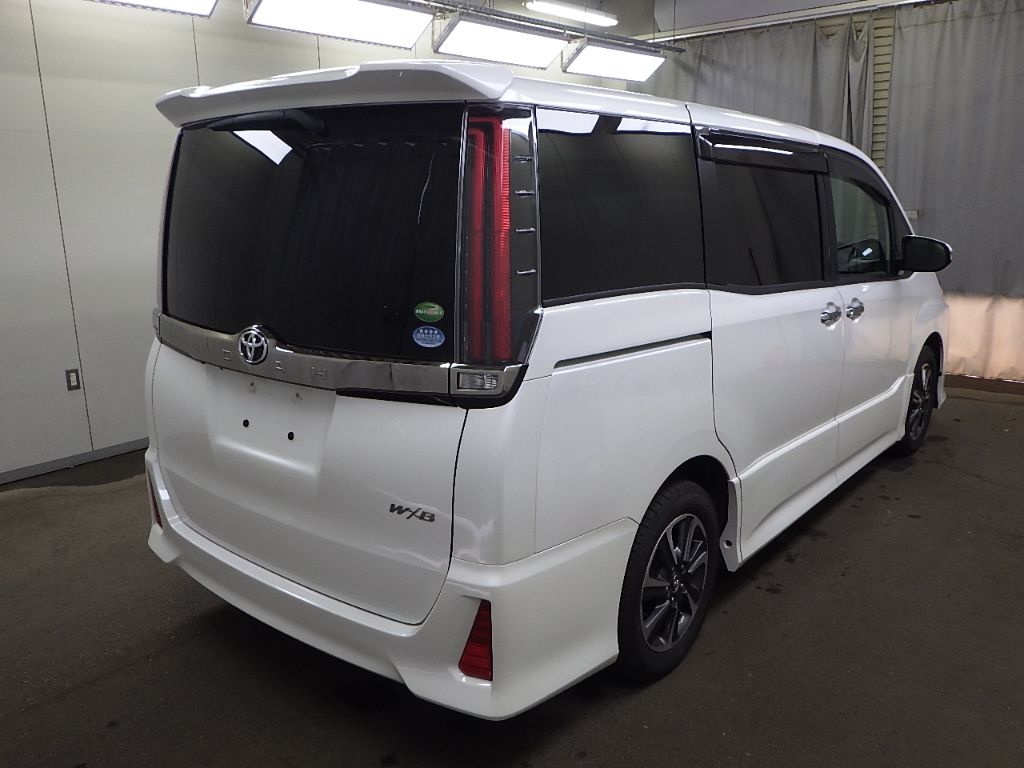 2018 Toyota Noah Si W×B 7人 auction photo 2