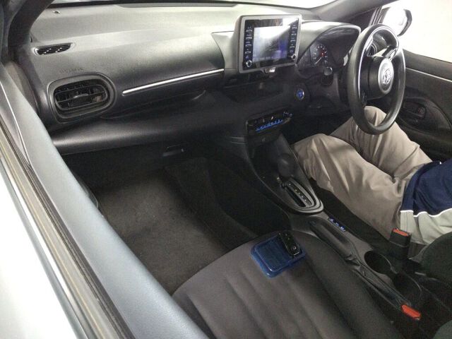 2021 Toyota Yaris Hybrid X auction photo 3