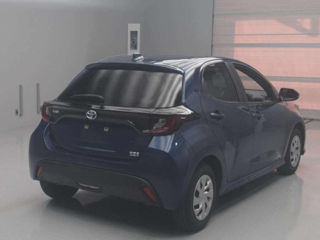 2022 Toyota Yaris ハイブリッドX auction photo 2