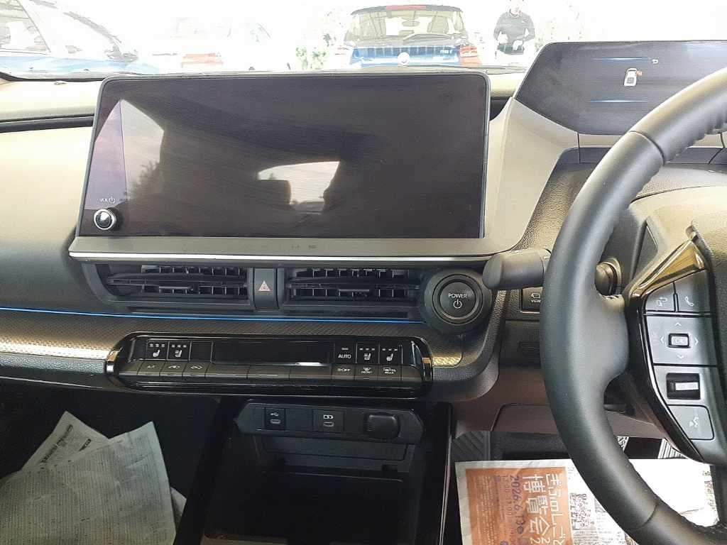 2025 Toyota Prius PHEV Z auction photo 11