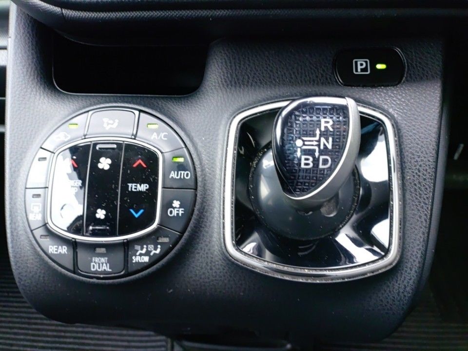 2021 Toyota Noah auction photo 12