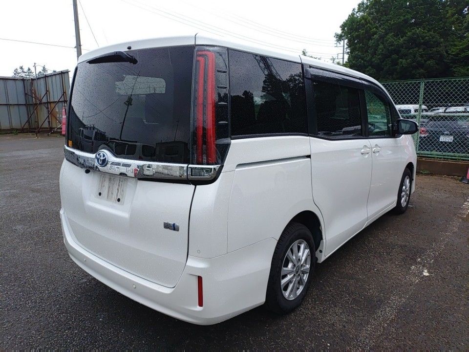 2021 Toyota Noah auction photo 2
