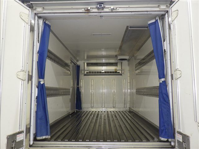 2016 Mitsubishi Fuso Canter Refrigerated and frozen trucks auction photo 4