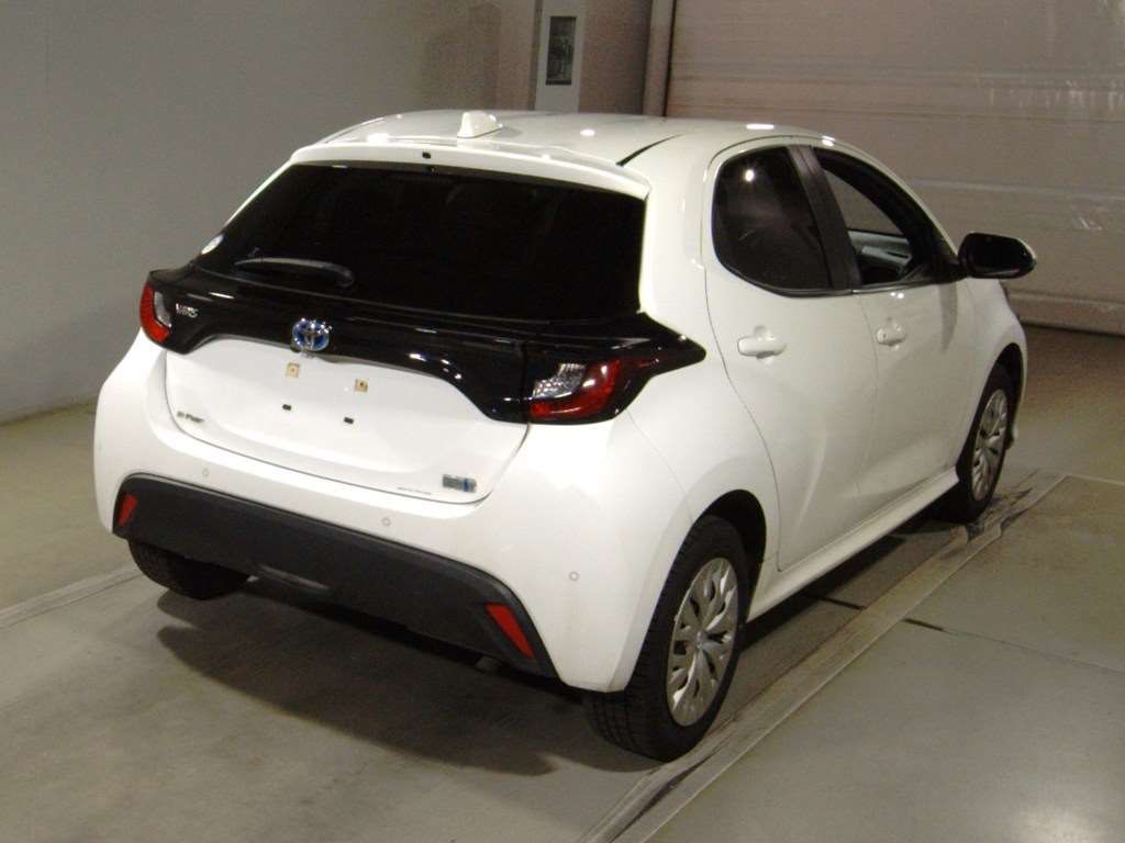 2023 Toyota Yaris ハイブリッドX 4WD auction photo 2