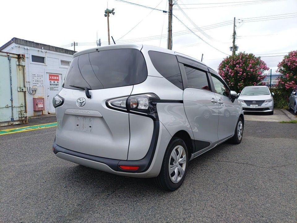 2021 Toyota Sienta auction photo 2