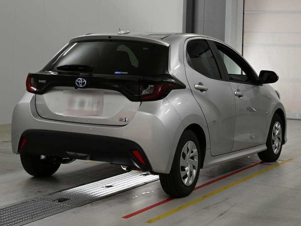2021 Toyota Yaris ハイブリッドX auction photo 2