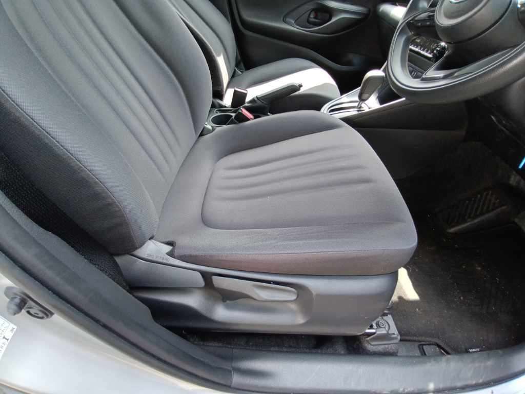 2021 Toyota Yaris ハイブリッドX auction photo 10