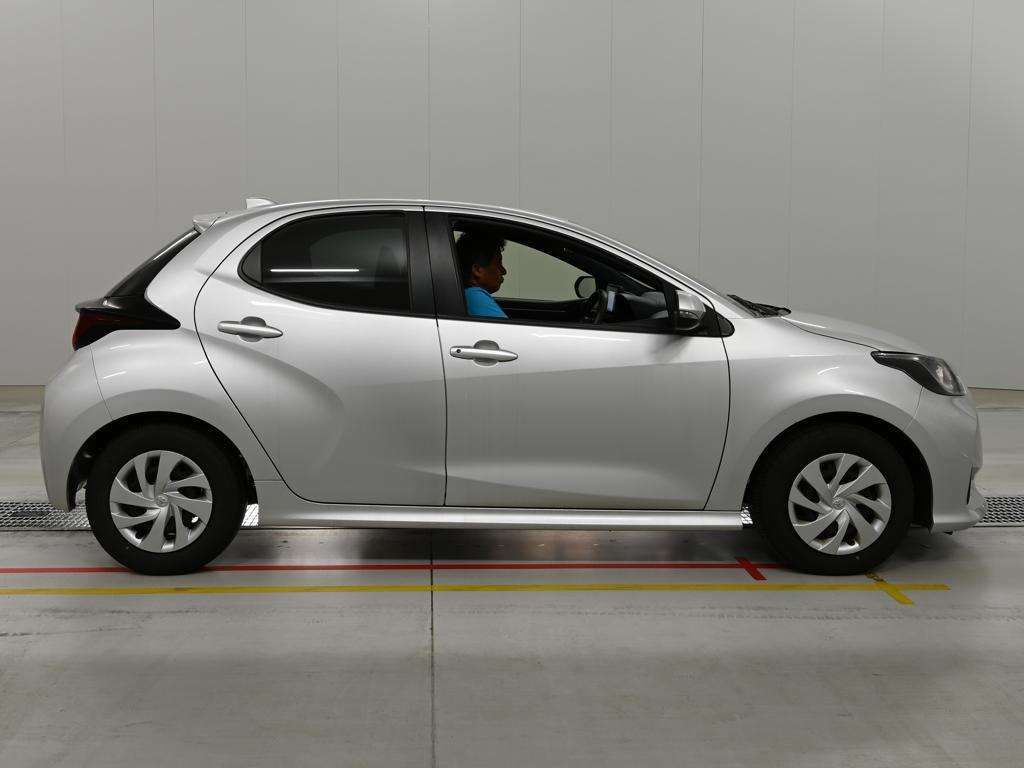 2021 Toyota Yaris ハイブリッドX auction photo 3