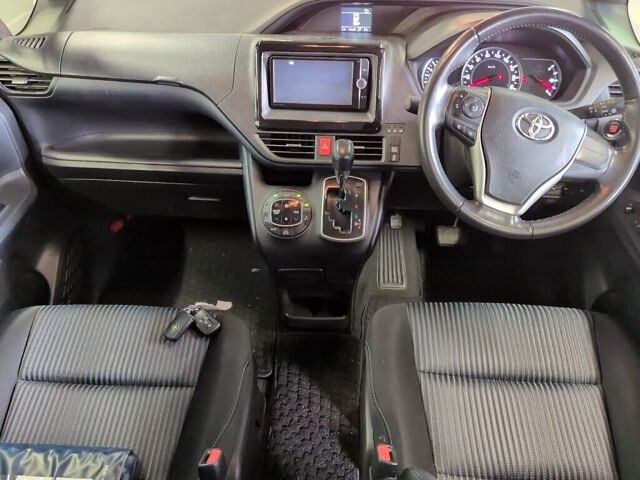 2014 Toyota Voxy ZS auction photo 3