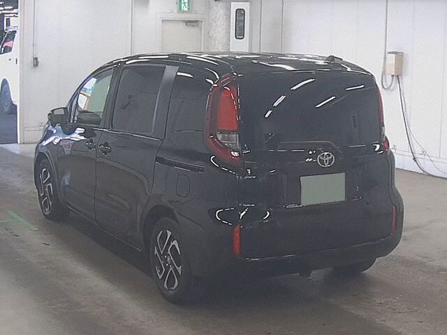 2024 Toyota Sienta G auction photo 2