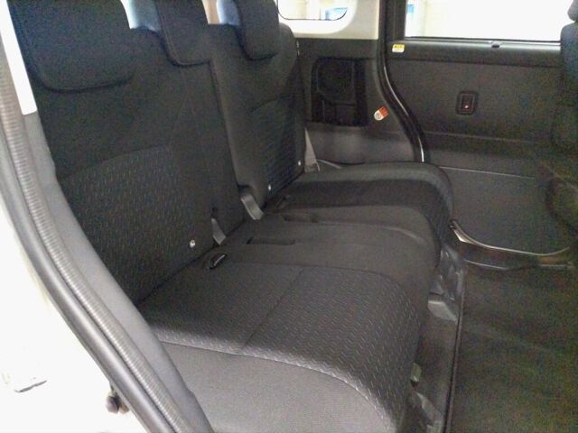 2025 Toyota Roomy カスタムG 4WD auction photo 6