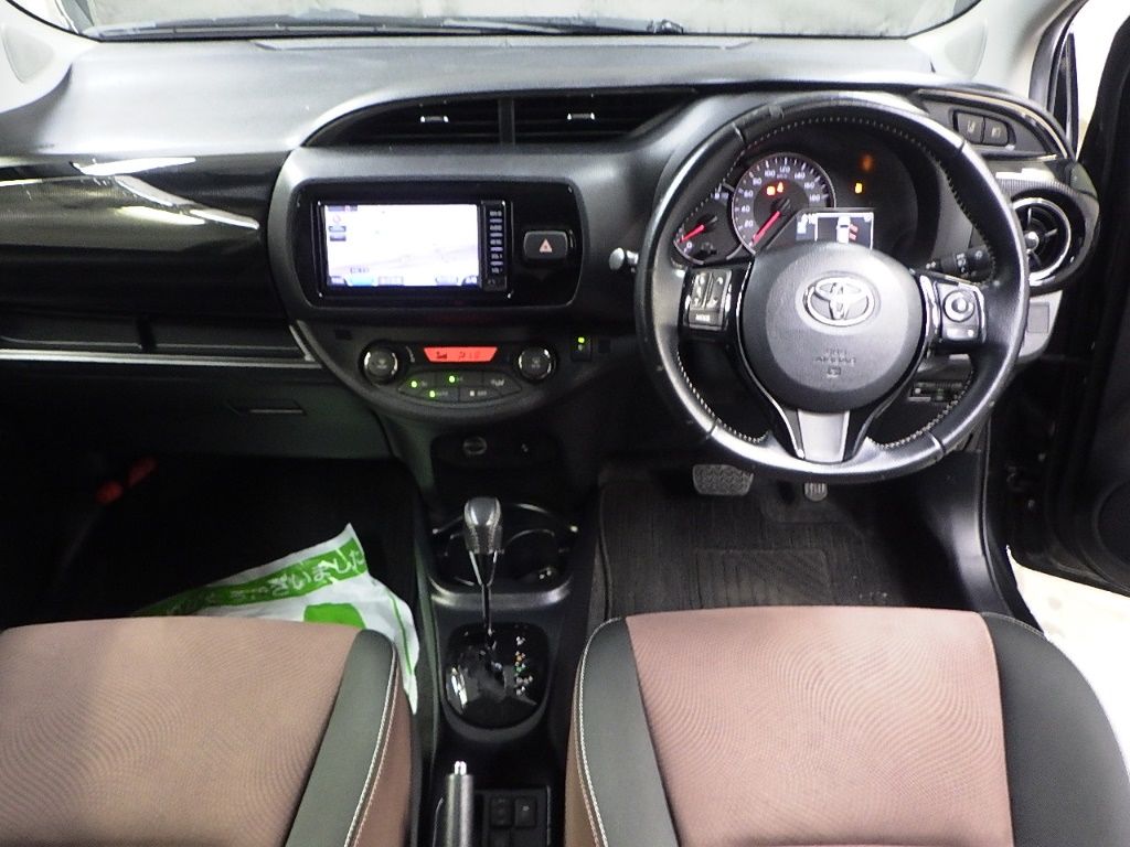 2017 Toyota ヴィッツ 5HB U auction photo 3