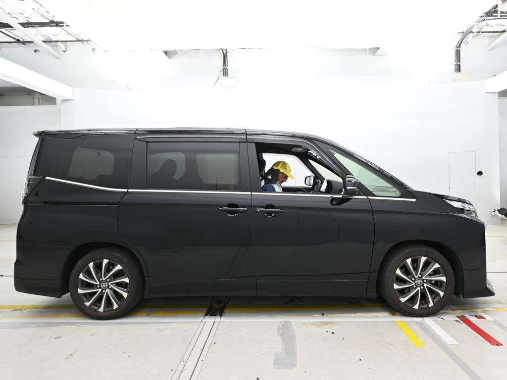 2023 Toyota Voxy S-Z auction photo 3