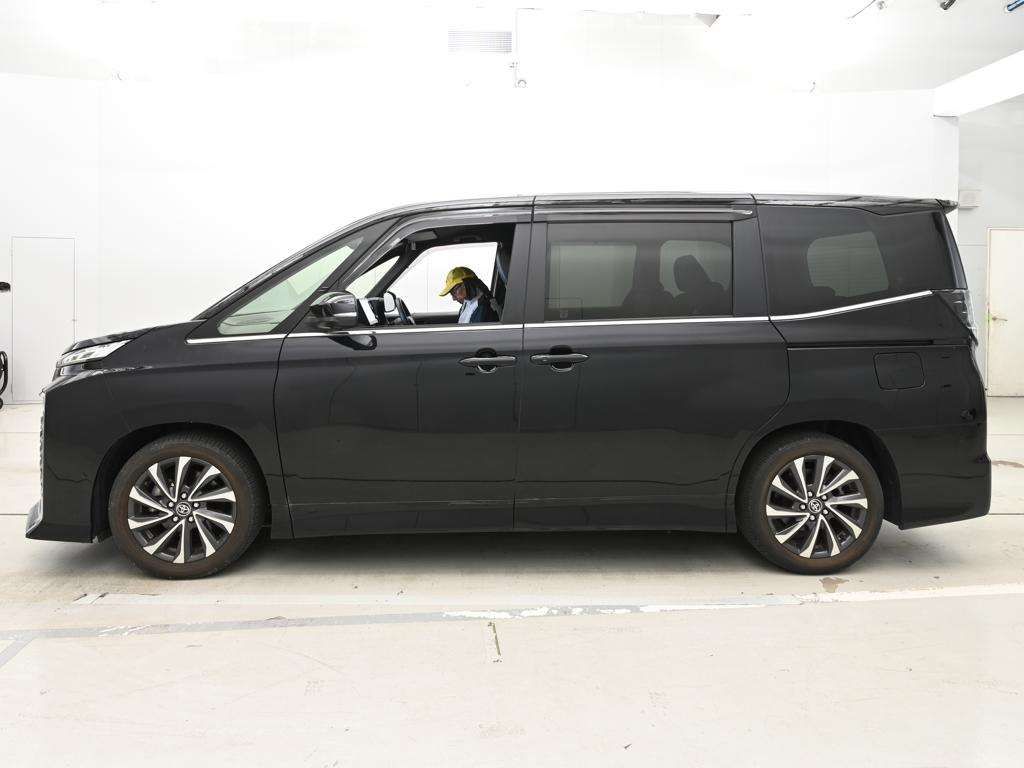 2023 Toyota Voxy S-Z auction photo 4