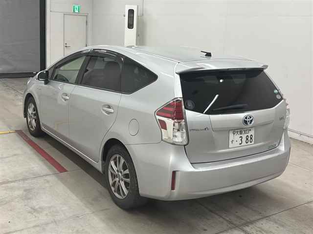 2018 Toyota Prius Alpha S L Selection auction photo 2