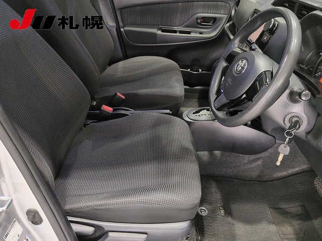 2017 Toyota Vitz 4WD F auction photo 5