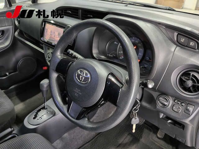 2017 Toyota Vitz 4WD F auction photo 3
