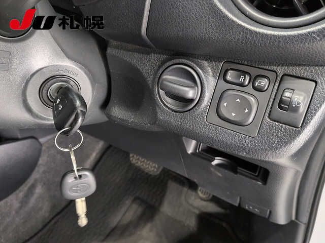 2017 Toyota Vitz 4WD F auction photo 4