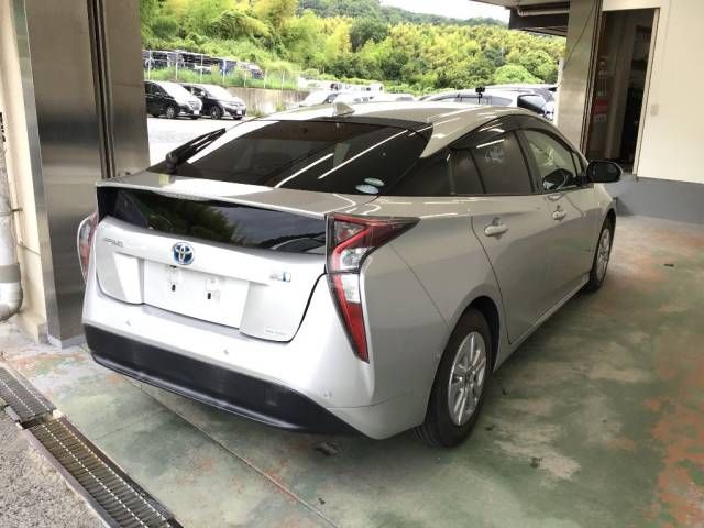 2017 Toyota Prius Sセーフティプラス auction photo 4
