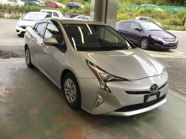 2017 Toyota Prius Sセーフティプラス auction photo 2