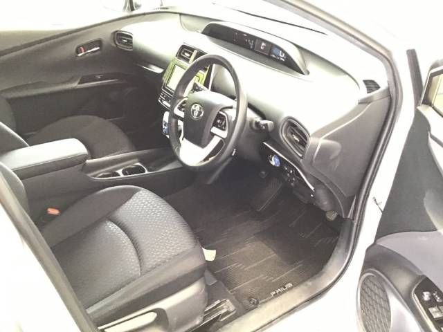 2017 Toyota Prius Sセーフティプラス auction photo 5