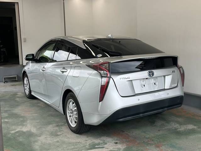 2017 Toyota Prius Sセーフティプラス auction photo 3