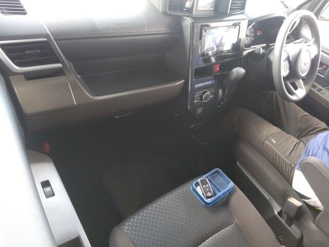 2023 Toyota Roomy G 4WD auction photo 3