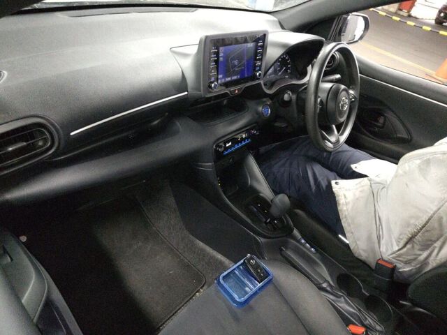 2022 Toyota Yaris ハイブリッドX auction photo 3