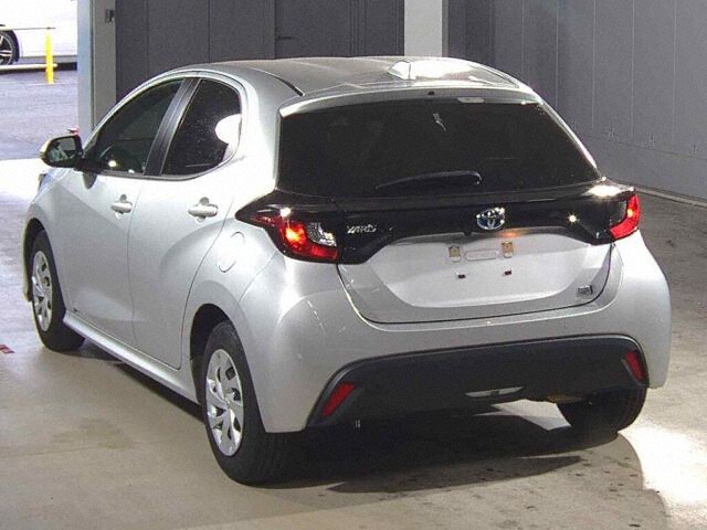 2022 Toyota Yaris ハイブリッドX auction photo 2
