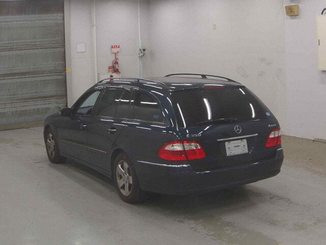 2005 Mercedes-Benz E-Class Station Wagon E350 4MアバンG 4WD auction photo 2