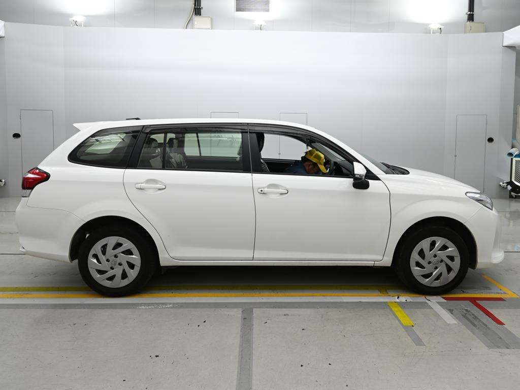 2021 Toyota Corolla Fielder EX 4WD auction photo 3