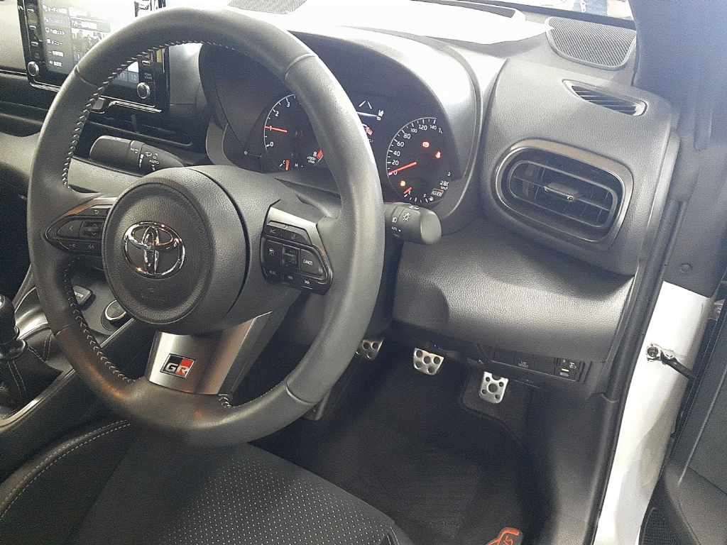 2022 Toyota GR Yaris RZ ハイパフォーマンス 4WD auction photo 9