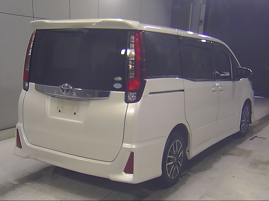 2015 Toyota Noah Si 7 people auction photo 2