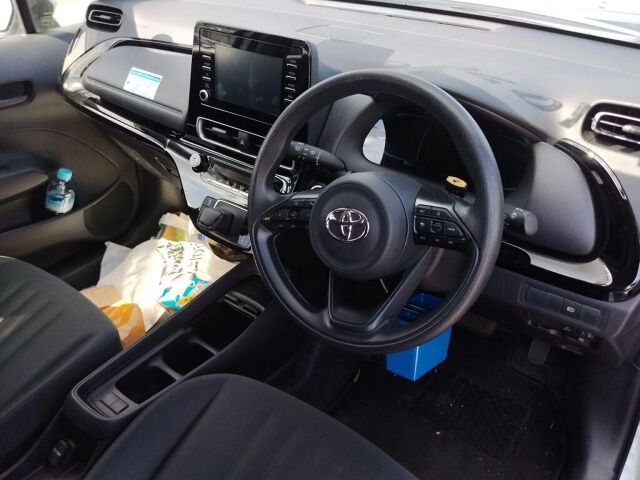 2024 Toyota Aqua auction photo 3