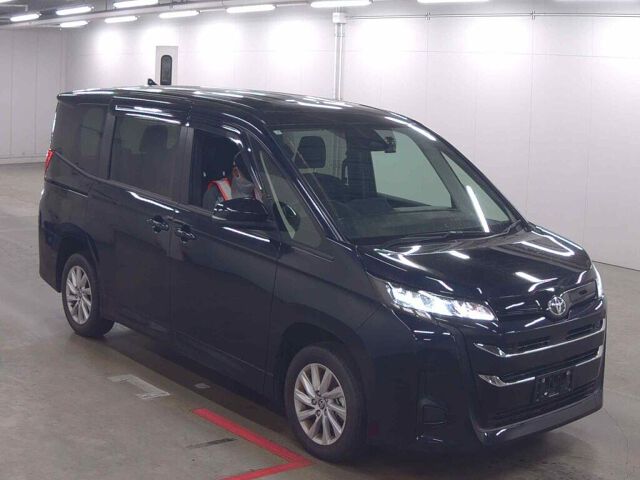 2025 Toyota Noah G 4WD Japan auction vehicle
