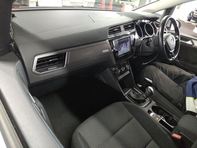2016 Volkswagen ゴルフトゥーラン TSIコンフォートライン auction photo 3