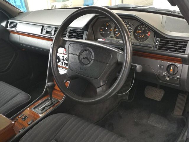 1991 Mercedes-Benz ミディアムクラス 300E auction photo 3