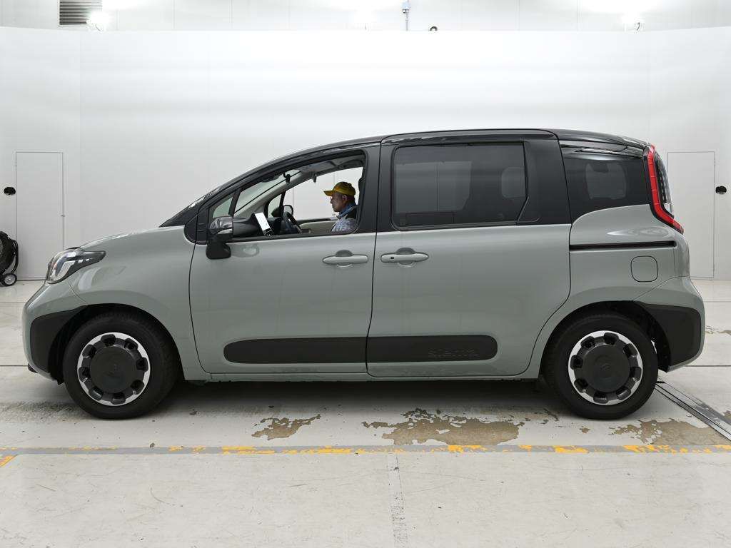 2026 Toyota Sienta Hybrid Z auction photo 4
