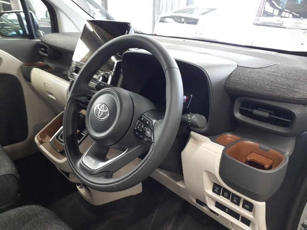 2026 Toyota Sienta Hybrid Z auction photo 9