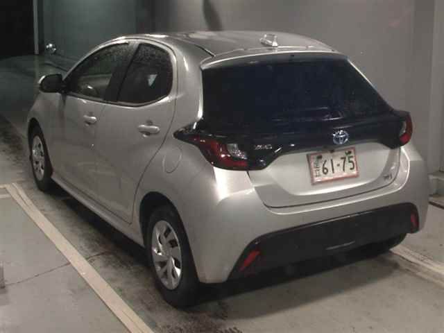 2021 Toyota Yaris ハイブリッドX auction photo 2