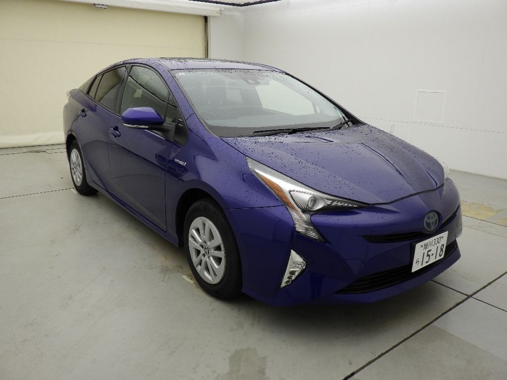 Japan Auction Vehicles 9 2016 Toyota Prius 4WD S auction photo